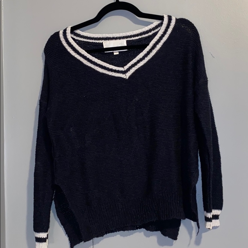 Light Knit V-Neck